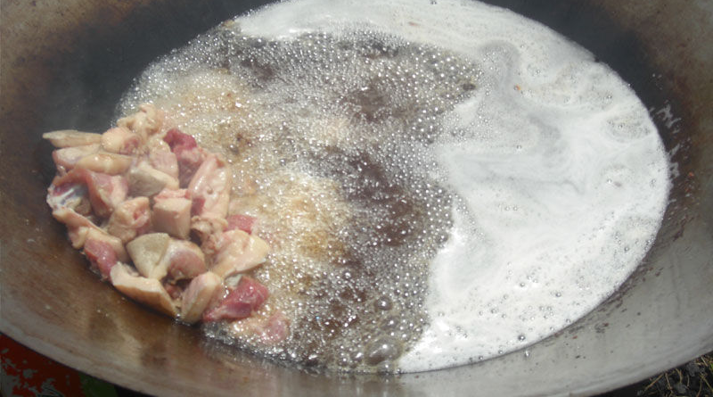 criança morre apos cair em panela de banha quente