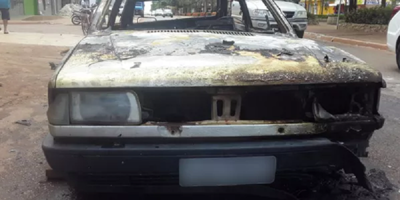 carro pega fogo