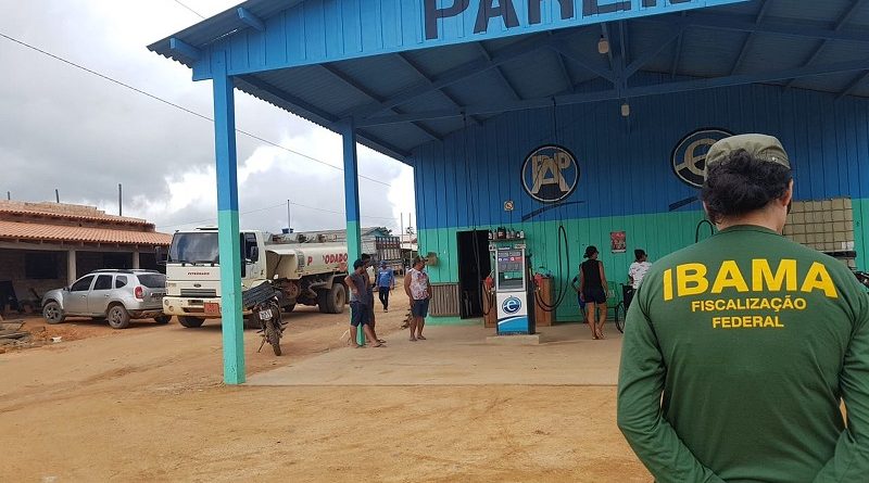 Ibama, PM e Bombeiros interditam dois postos de combustível clandestinos no Pará. — Foto: Reprodução / TV Liberal