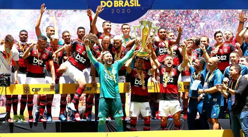 Flamengo levanta a taça de campeão da Supercopa.
Foto: Alex Farias / PhotoPress / Estadão Conteúdo