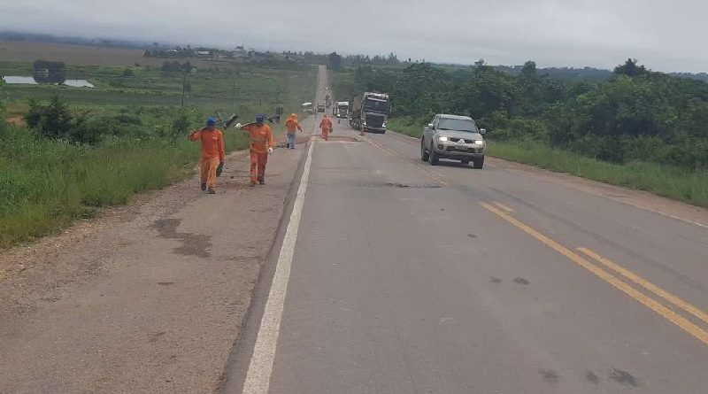 Concessionaria tapa buracos na rodovia BR 163 (foto:Jornal Folha do Progresso)