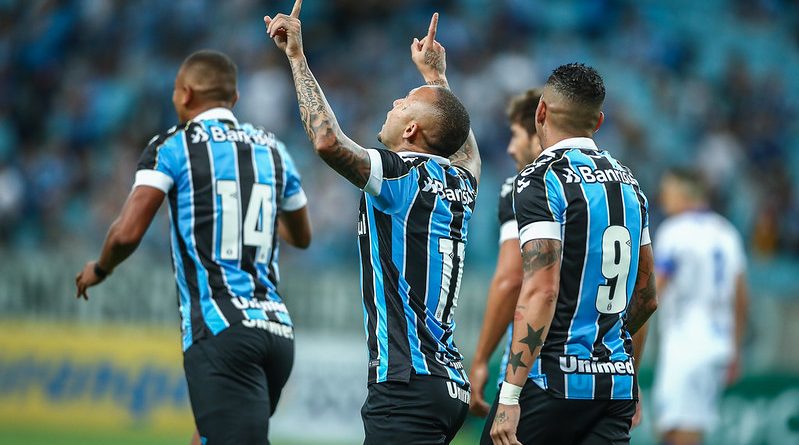 RS - FUTEBOL/CAMPEONATO GAUCHO 2020 /GREMIO X ESPORTIVO - ESPORTES - Lance da partida entre Gremio e Esportivo disputada na noite desta segunda-feira, na Arena do Gremio, em partida valida pela Campeonato Gaucho 2020. FOTO: LUCAS UEBEL/GREMIO FBPA