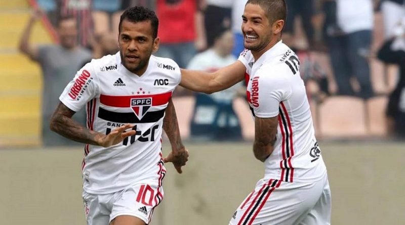 Sao-Paulo-2020-Daniel-Alves-e-Pato-Rubens-CHiriass-990x556