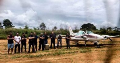 Segundo a Polícia, a aeronave foi encontrada por meio de uma denúncia anônima. A informação dizia que o avião transportava drogas. No entanto, não foram encontrados entorpecentes na aeronave. A Polícia informou que segue investigando a denúncia.G1