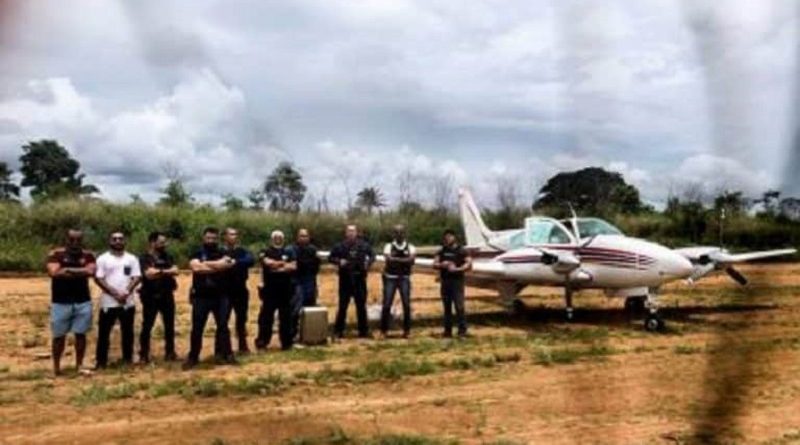 Segundo a Polícia, a aeronave foi encontrada por meio de uma denúncia anônima. A informação dizia que o avião transportava drogas. No entanto, não foram encontrados entorpecentes na aeronave. A Polícia informou que segue investigando a denúncia.G1