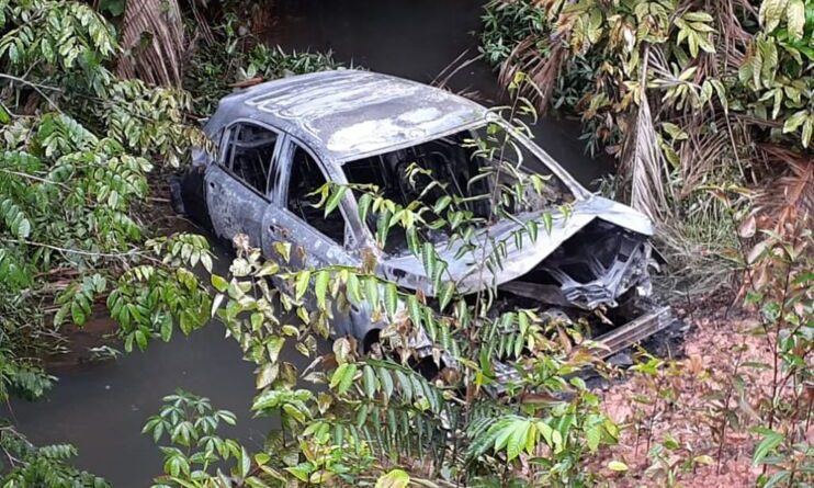 Carro do gerente do Banpará foi queimado por assaltantes. Bombeiros foram ao local conter as chamas — Foto: Reprodução/Redes sociais