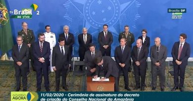 bolsonaro-assina-decreto-que-cria-conselho-nacional-da-amazonia-legal-na-presenca-de-mourao-e-ministros-1581456075622_v2_900x506