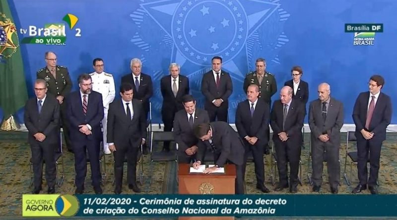 bolsonaro-assina-decreto-que-cria-conselho-nacional-da-amazonia-legal-na-presenca-de-mourao-e-ministros-1581456075622_v2_900x506