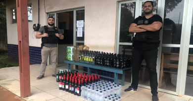 Os objetos apreendidos foram 15 engradados de ice, 33 unidades de whisky, 79 unidades do vinho, 26 unidades da vodka, 44 unidades de álcool de 1L e dez unidades de álcool de 500ml. 
Polícia recupera parte de carga roubada na BR-163, em Belterra  (Foto: Polícia Civil/Divulgação)