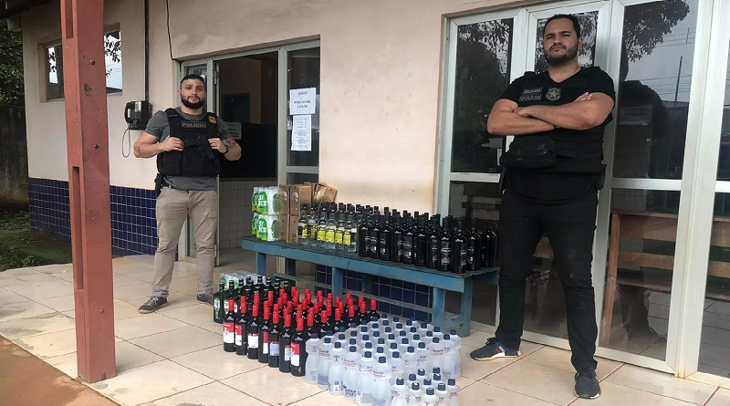 Os objetos apreendidos foram 15 engradados de ice, 33 unidades de whisky, 79 unidades do vinho, 26 unidades da vodka, 44 unidades de álcool de 1L e dez unidades de álcool de 500ml. 
Polícia recupera parte de carga roubada na BR-163, em Belterra  (Foto: Polícia Civil/Divulgação)