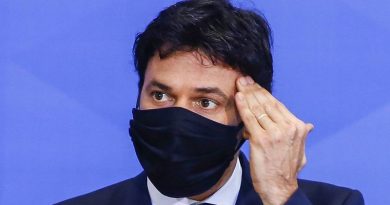 (FILES) In this file photo taken on June 17, 2020 Brazilian newly appointed communications minister, Fabio Faria, speaks to the press at the presidential office in Brasilia, during his appointment ceremony. - Brazilian President Jair Bolsonaro, backed by his new communications ministry, is trying to restore the image of his government shaken by a political crisis, amid the COVID-19 pandemic, that could cost him his mandate. (Photo by Sergio LIMA / AFP)