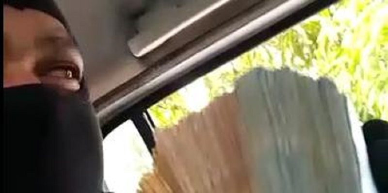 Video-mostra-policial-em-servico-exibindo-maco-de-dinheiro