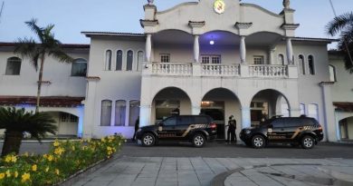 PF na porta do Palácio. (Foto:Reprodução)
