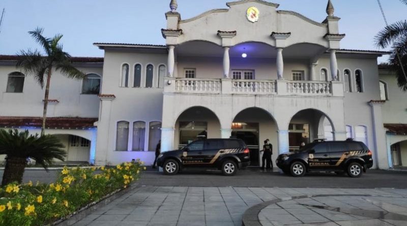 PF na porta do Palácio. (Foto:Reprodução)