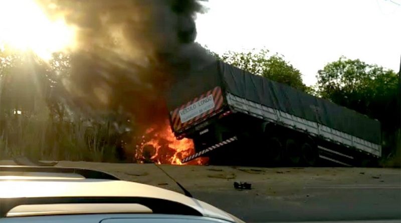Acidente-duas-carretas-chamas-BR-163-próximo-a-comunidade-Peixoto-de-Azevedo-julho-2020-reprodução-990x556