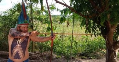 Parente lamentando morte de cacique Edilson Tembé, no Pará. — Foto: Reprodução / Facebook