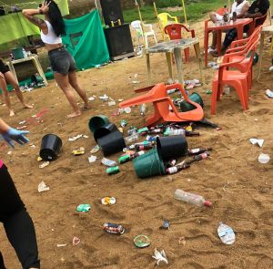 Lixo as margens do rio na praia da liberdade (Foto:Semmas-NP)