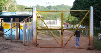Portão de entrada do Centro de Recuperação Agrícola Silvio Hall de Moura