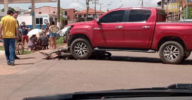 acidente entre motociclista e camioneiro