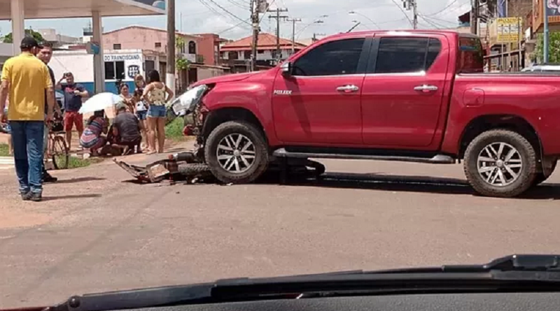 acidente entre motociclista e camioneiro