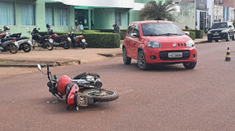 carro bate em uma moto na rodovia