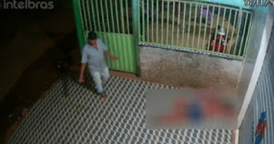 mulher e abusada na calçada