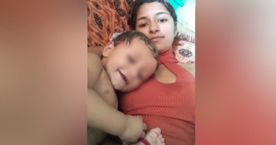 mulher passa dificuldade com seu filho pequeno