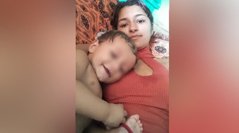 mulher passa dificuldade com seu filho pequeno