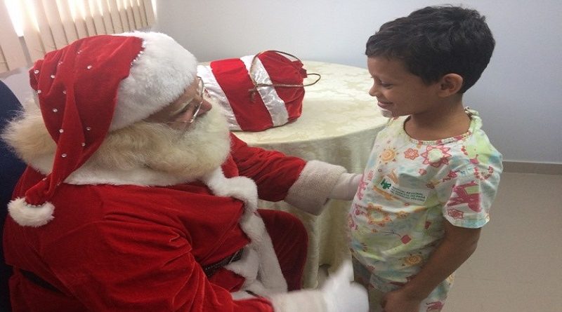 Crianças internadas no HRSP irão receber presentes arrecadados. Imagem registrada antes da pandemia. Fotografia Comunicação Pró-Saúde