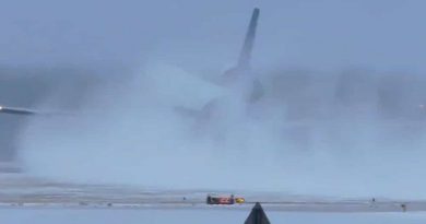 avião aterriza e desaparece em nuvem de neve