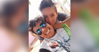 Michelle da Costa Lara, de 32 anos, (de óculos), é suspeita de matar Elizama Cristina Moreira, de 25 anos, — Foto: Facebook
