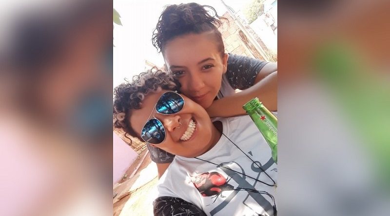 Michelle da Costa Lara, de 32 anos, (de óculos), é suspeita de matar Elizama Cristina Moreira, de 25 anos, — Foto: Facebook