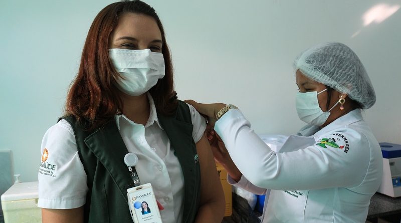 Roberta Lima- enfermeira, e a primeira vacinada do HMIB- Comunicação Pró-Saúde