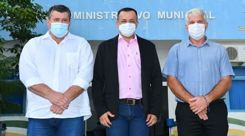 Secretário de Indústria e Comércio: Fabiano Roberto Andreacci, natural de Ivinhema/MS. Formado em contabilidade e pós graduado em Auditoria e Perícia. Residente neste município há 10 anos. Exerceu a função de presidente da Acinp/CDL. Juntos realizaremos um trabalho de excelência pelo município que amamos e queremos ver desenvolver.