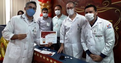 Equipe médica do HRSP e homegeada em evento. Fotografia Comunicação Pró-Saúde