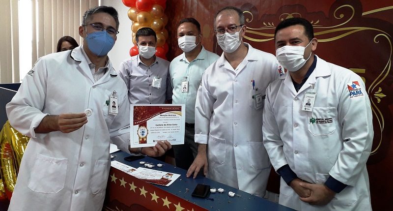 Equipe médica do HRSP e homegeada em evento. Fotografia Comunicação Pró-Saúde