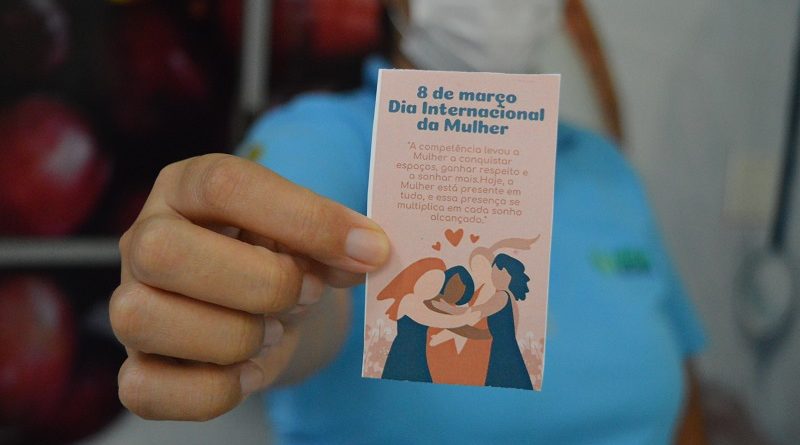 Colaboradoras receberam lembranças no Dia Internacional da Mulher. Foto Comunicação Pró-Saúde.