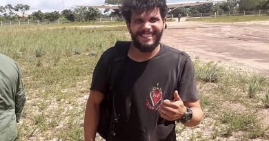 Antônio Sena sorri após ser resgatado em área isolada de mata no Pará — Foto: Marcelo Seabra/Ag. Pará/Divulgação