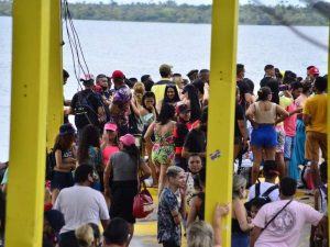 Aglomeração demorou a ser fiscalizada nesta manhã (Foto: Junio Matos)