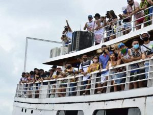 Enquanto esperavam embarque, pessoas ficaram sem máscara (Foto: Junio Matos)