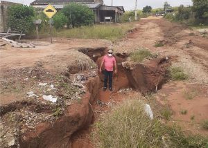 Este buraco aqui é amostra da real situação do bairro o abandono total(Adecio PIran)