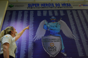 Colaboradora localiza seu nome no painel de homenagem - Foto Comunicação Pró-Saúde