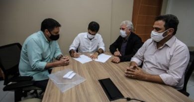 Ao lado do prefeito da cidade, Gelson Dill, e do titular da Sedap (Secretaria de Desenvolvimento Pesca e Agricultura), Alfredo Verdelho, o chefe do Executivo Estadual ressaltou que os equipamentos ajudarão na manutenção da infraestrutura da cidade.(Foto:Reprodução)