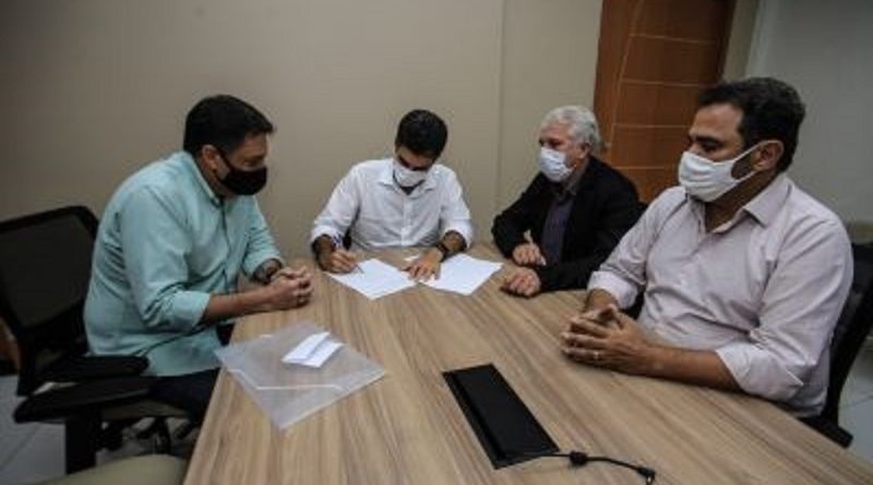 Ao lado do prefeito da cidade, Gelson Dill, e do titular da Sedap (Secretaria de Desenvolvimento Pesca e Agricultura), Alfredo Verdelho, o chefe do Executivo Estadual ressaltou que os equipamentos ajudarão na manutenção da infraestrutura da cidade.(Foto:Reprodução)