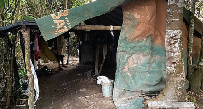 No barraco de lona, filhos de Gisele ficavam ao lado de embalagens de agrotóxico, motosserra e galões de óleo diesel (Foto: Ministério Público do Trabalho)