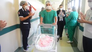 Alta da pequena Luna no Hospital Regional do Baixo Amazonas_Foto Pró-Saúde.jpg
