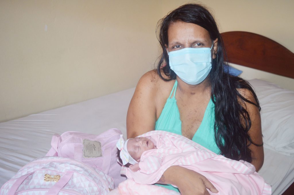 Brenda Keury Vieira, de 26 anos, encontra a filha pessoalmente pela primeira vez_Foto Pró-Saúde.jpg