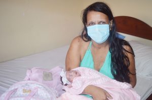 Brenda Keury Vieira, de 26 anos, encontra a filha pessoalmente pela primeira vez_Foto Pró-Saúde.jpg