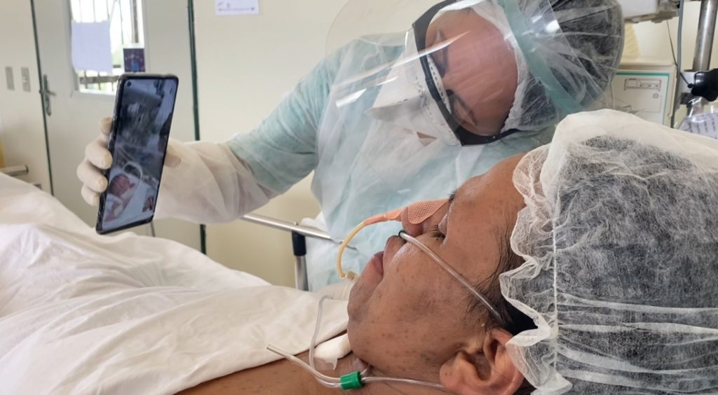 Brenda teve o primeiro contato com a filha por meio de videochamada_Hospital Regional do Baixo Amazonas_Foto Pró-Saúde.jpg