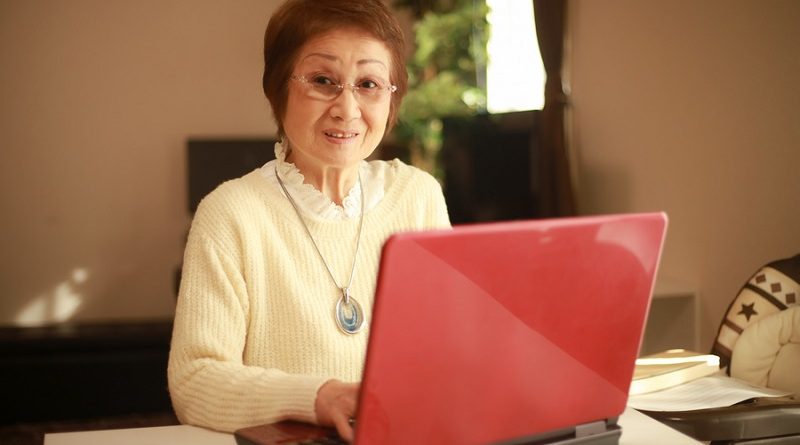 パソコンを使うシニア女性